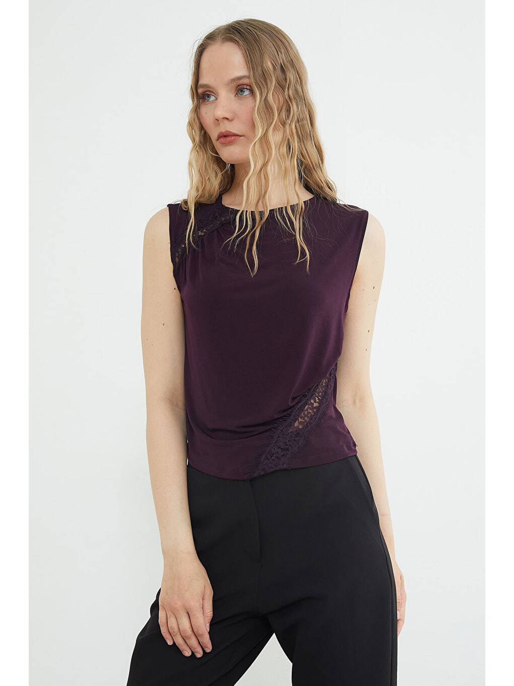 Mor Dantel Detaylı Kayık Yaka Slim Fit Bluz-1