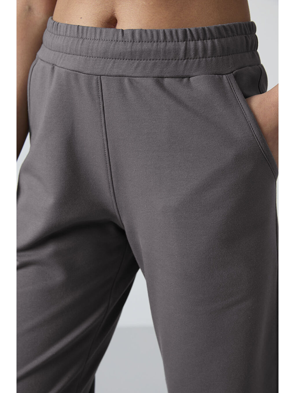 Koyu Gri Yüksek Bel Cepli Rahat Form Klasik Paça Kadın Eşofman Alt - 94584-1