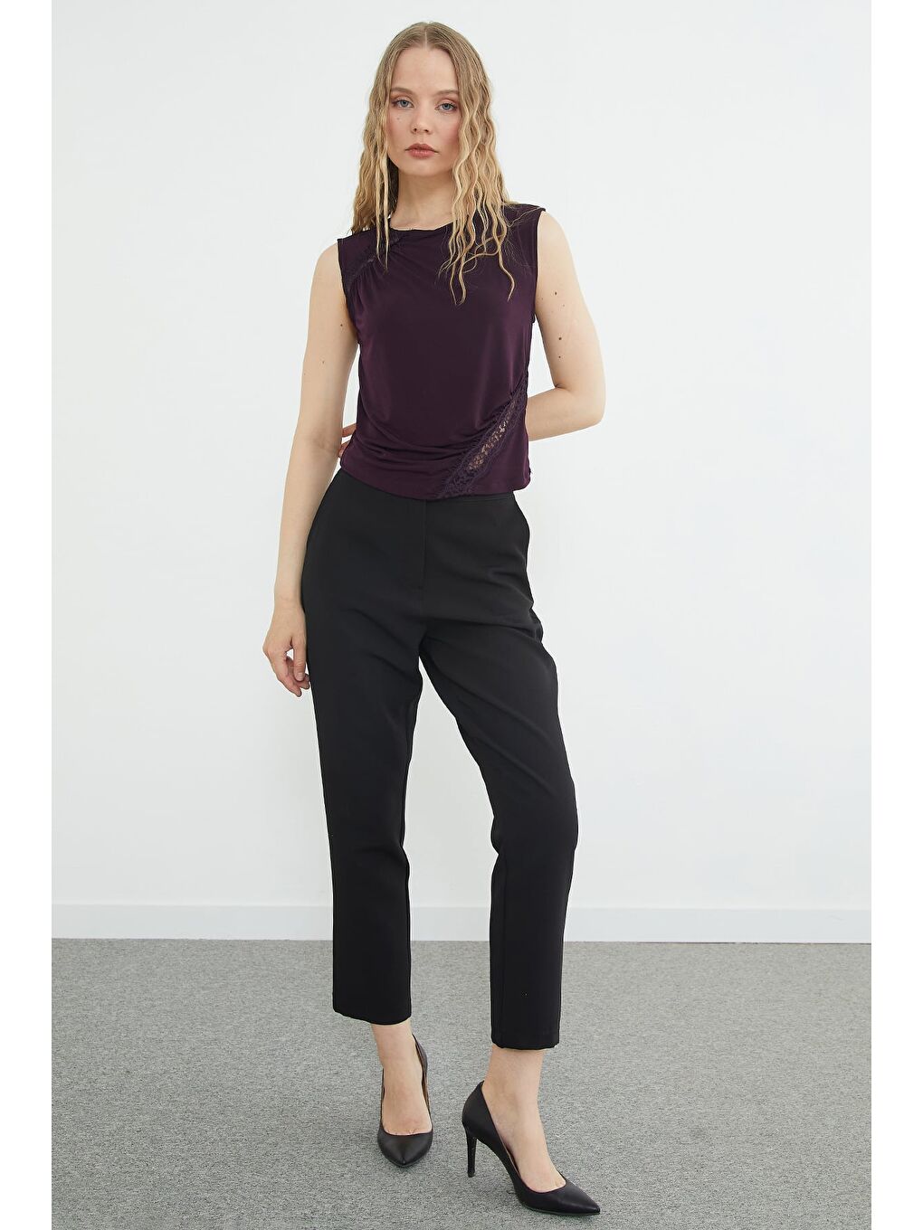 Mor Dantel Detaylı Kayık Yaka Slim Fit Bluz-2