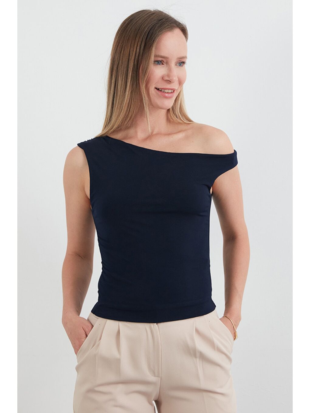 Lacivert Yanları Drapeli Tek Kol Bluz