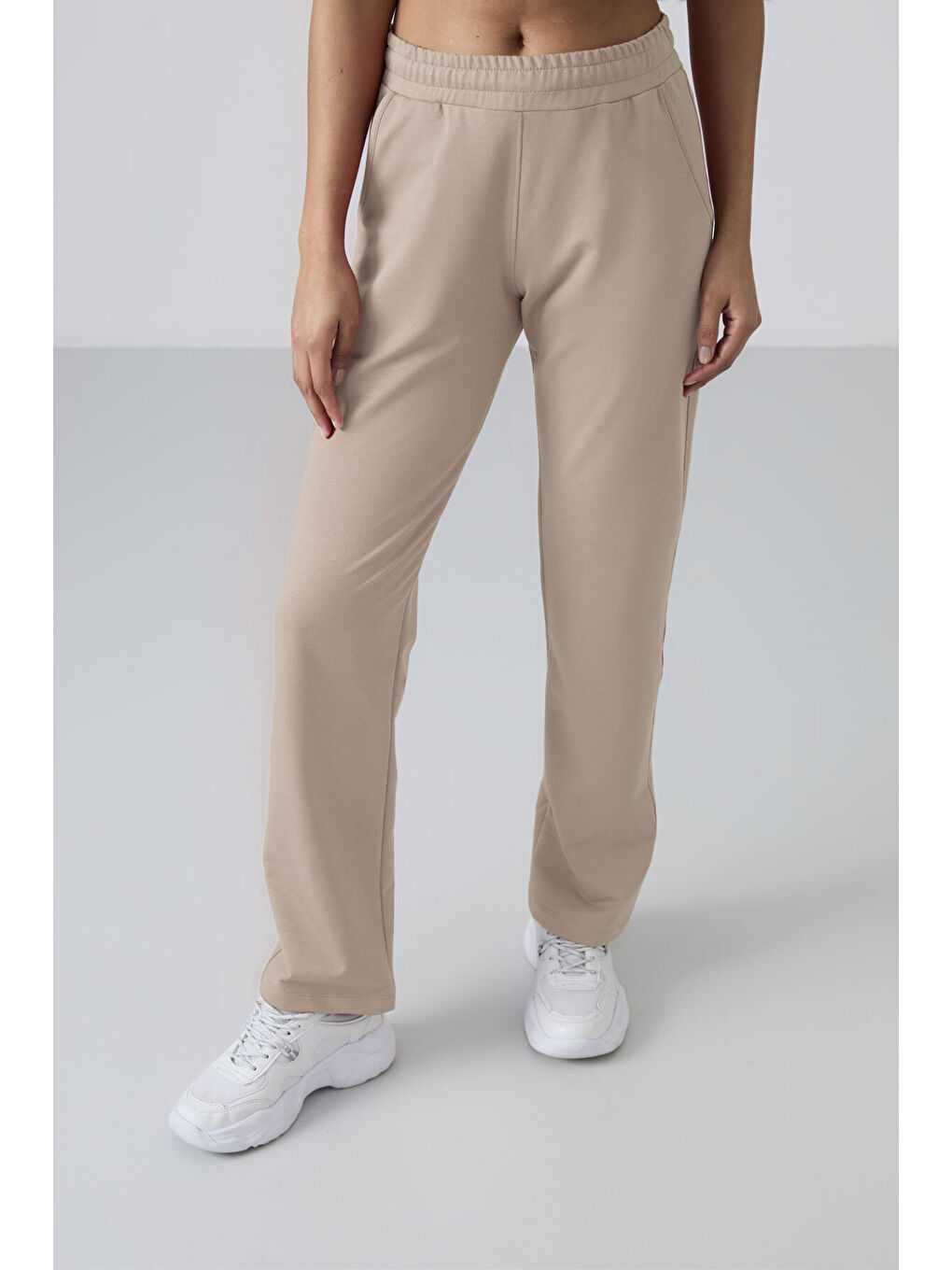 Koyu Bej Yüksek Bel Cepli Rahat Form Klasik Paça Kadın Eşofman Alt - 94584-1