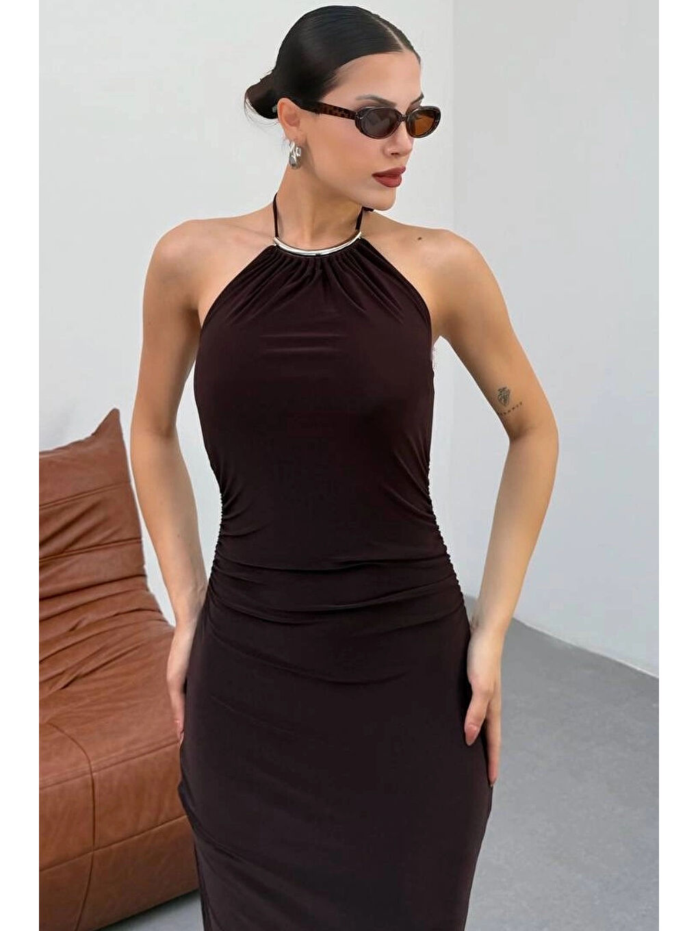 Kahverengi Kadın Kahve Aksesuarlı Lastikli Uzun Elbise 13956-2