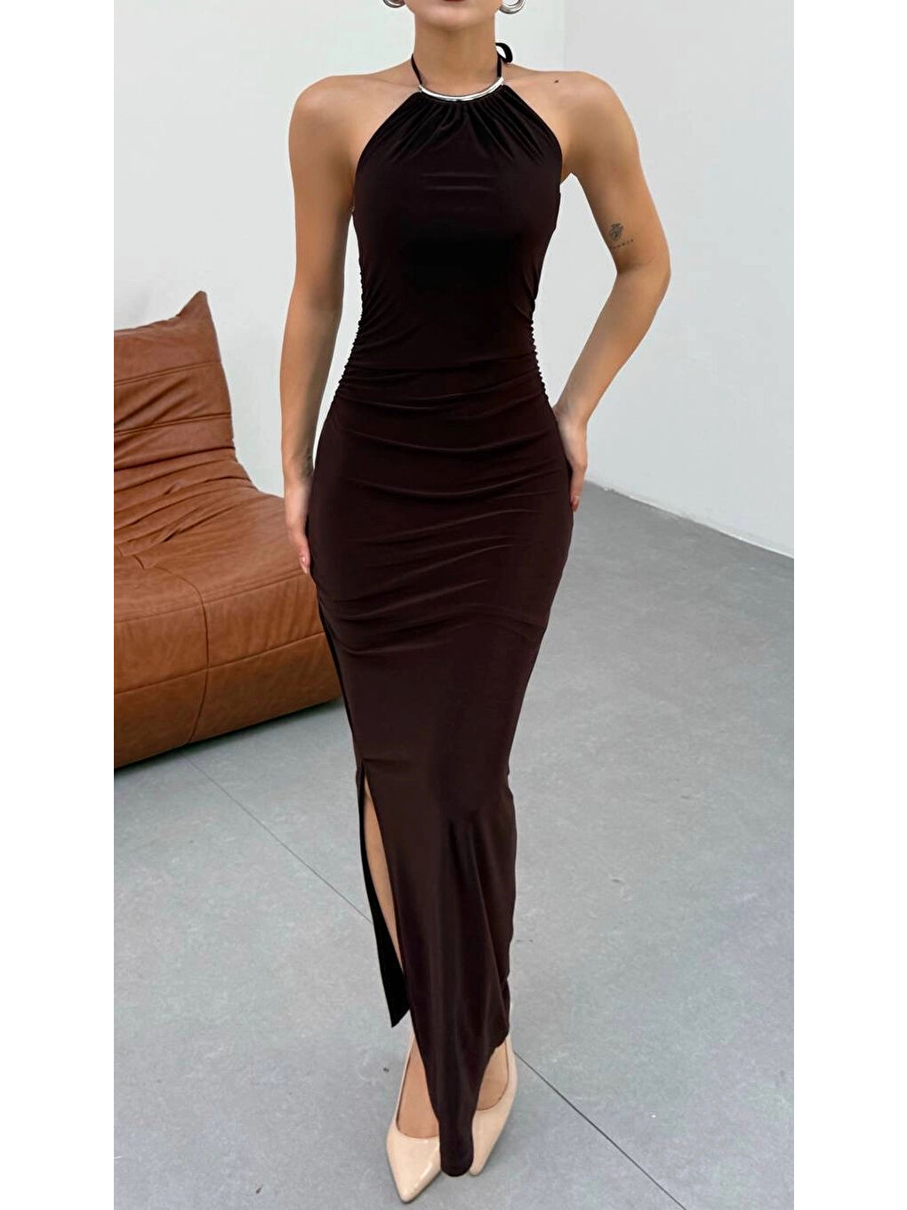 Kahverengi Kadın Kahve Aksesuarlı Lastikli Uzun Elbise 13956-3