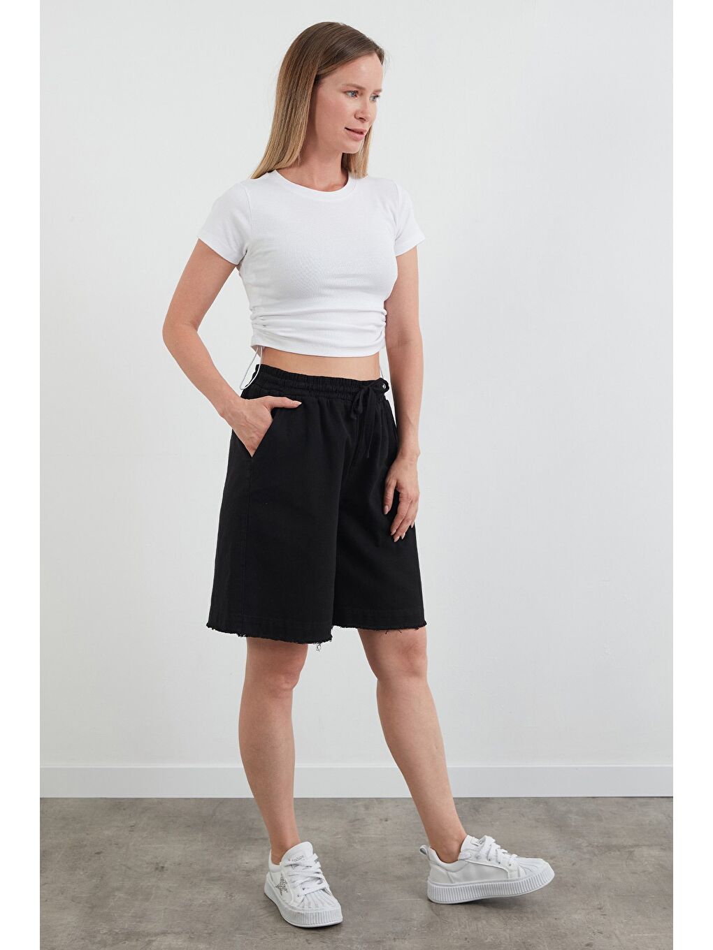 Siyah Beli Bağlamalı Püsküllü Gabardin Şort-1