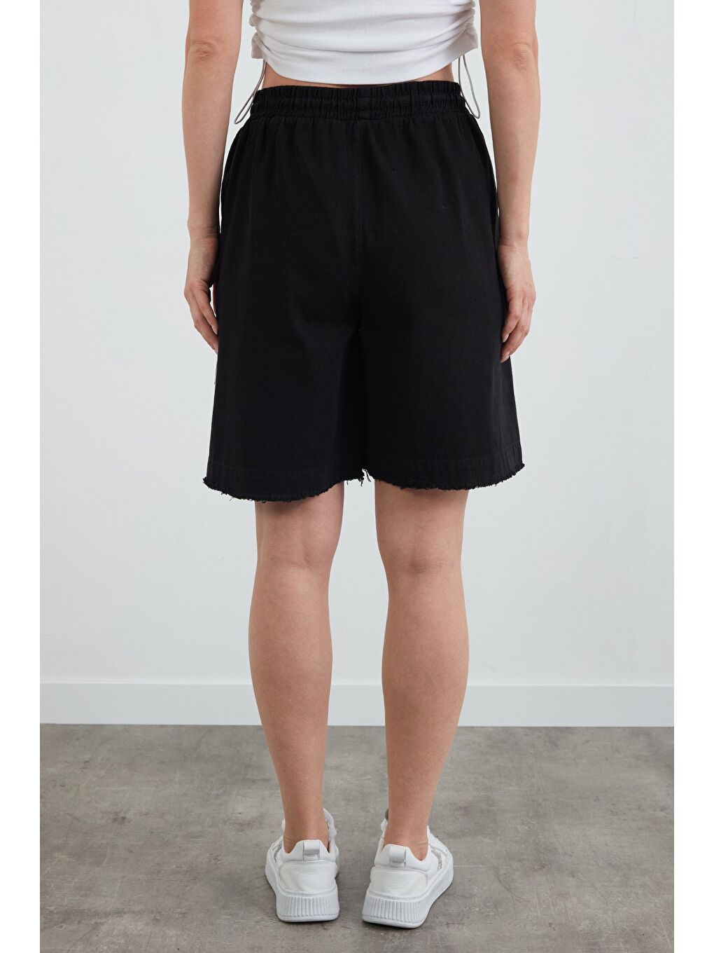 Siyah Beli Bağlamalı Püsküllü Gabardin Şort-3