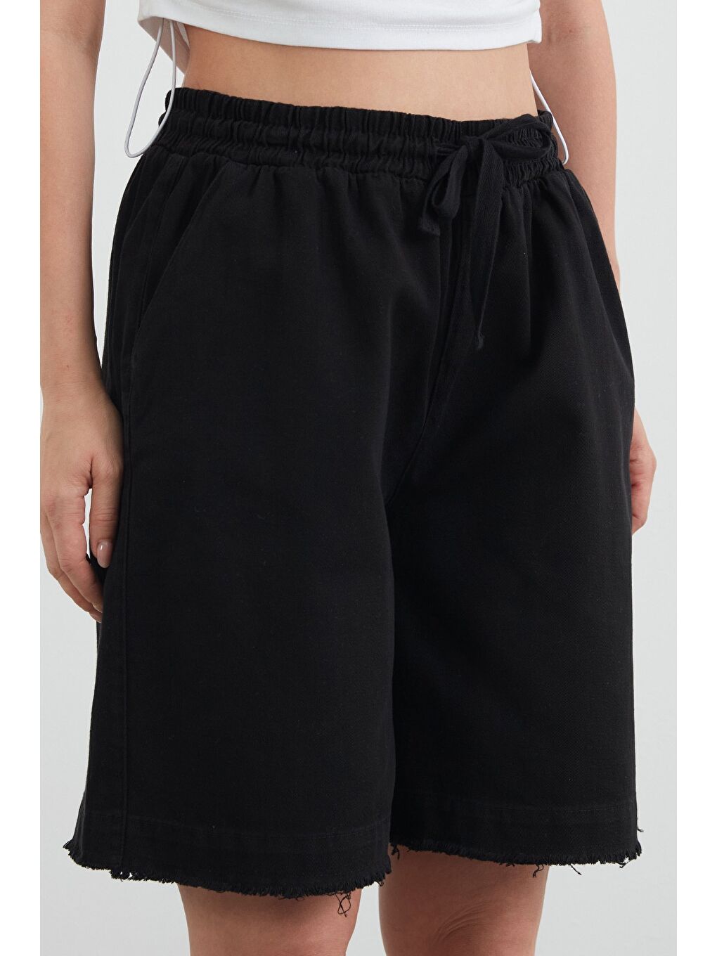 Siyah Beli Bağlamalı Püsküllü Gabardin Şort-4