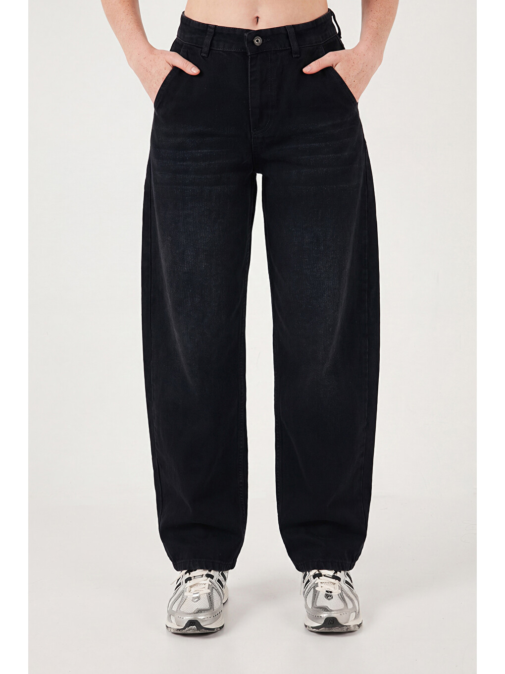 Siyah Pamuklu Yüksek Bel Daralan Paça Baggy Jean Pantolon 66930083-2
