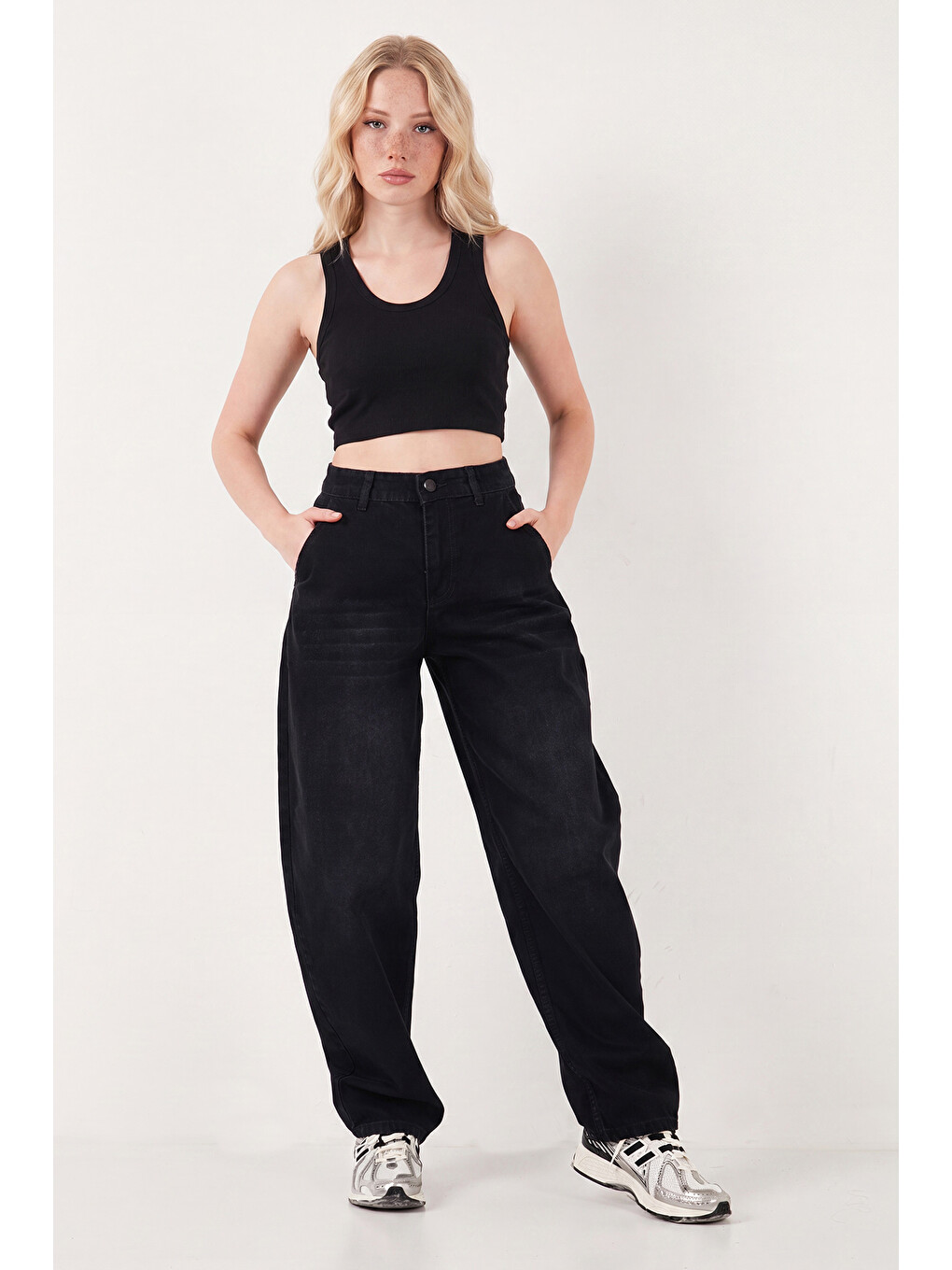 Siyah Pamuklu Yüksek Bel Daralan Paça Baggy Jean Pantolon 66930083-3