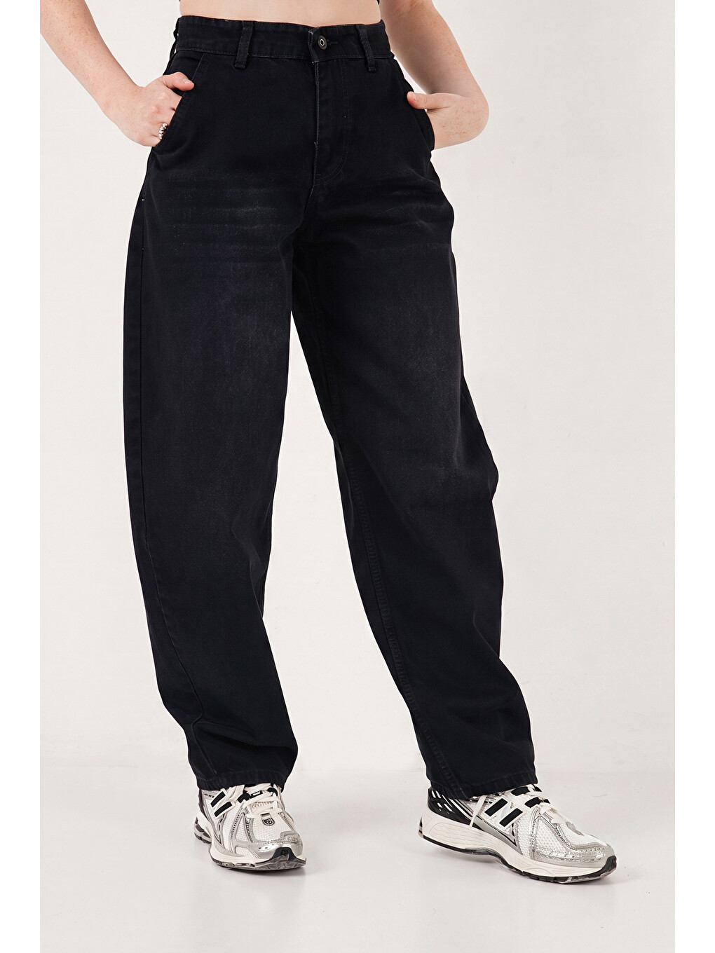 Siyah Pamuklu Yüksek Bel Daralan Paça Baggy Jean Pantolon 66930083-4