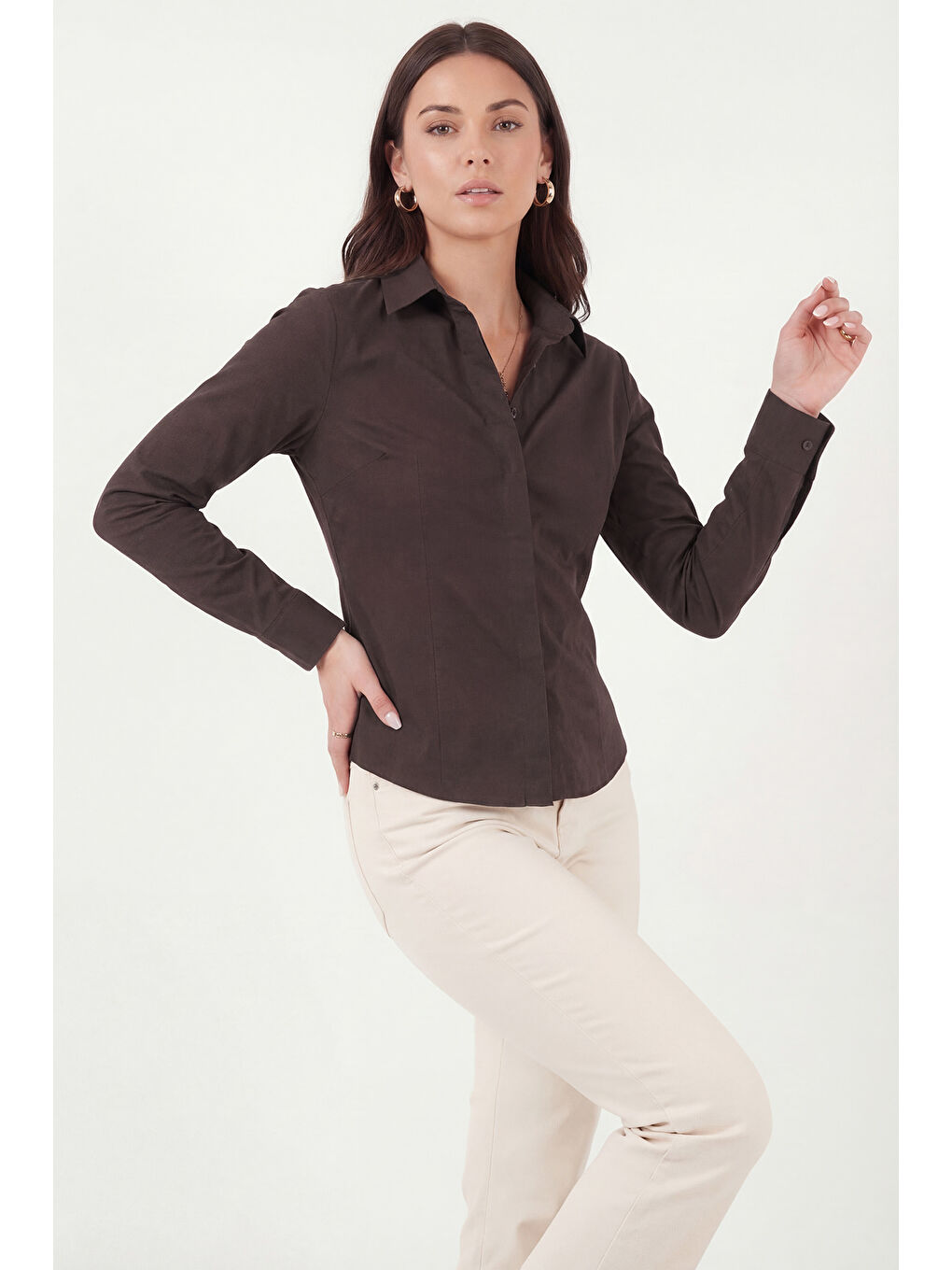 Kahverengi Pamuklu Slim Fit Klasik Yaka Çizgili Kadın Gömlek 6777423-2