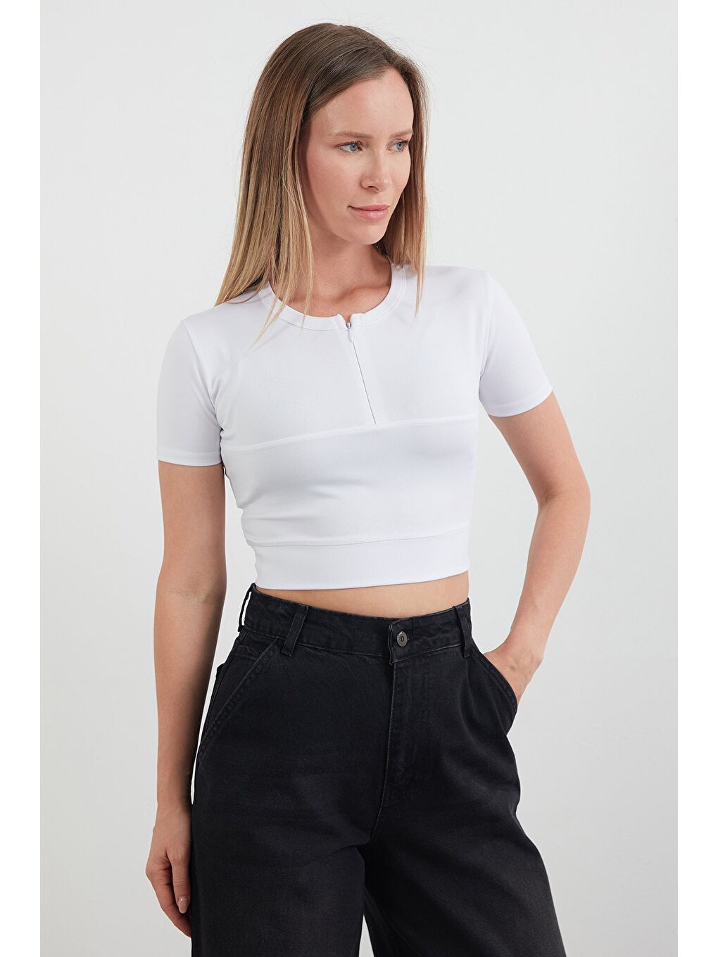 Beyaz Basic Yarım Fermuarlı Dalgıç Kumaş Crop Tişört