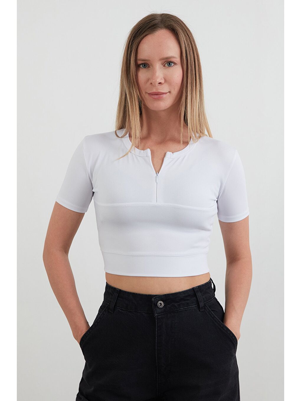 Beyaz Basic Yarım Fermuarlı Dalgıç Kumaş Crop Tişört-1