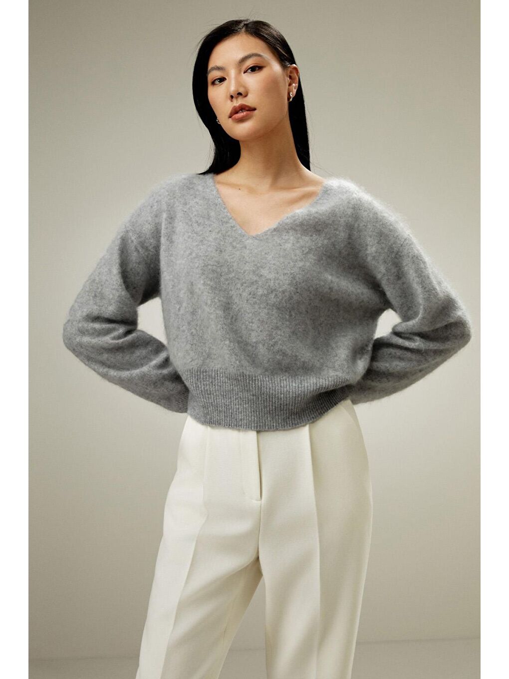 Gri V Yaka Yumuşak Dokulu Kadın Kazak Mg2499