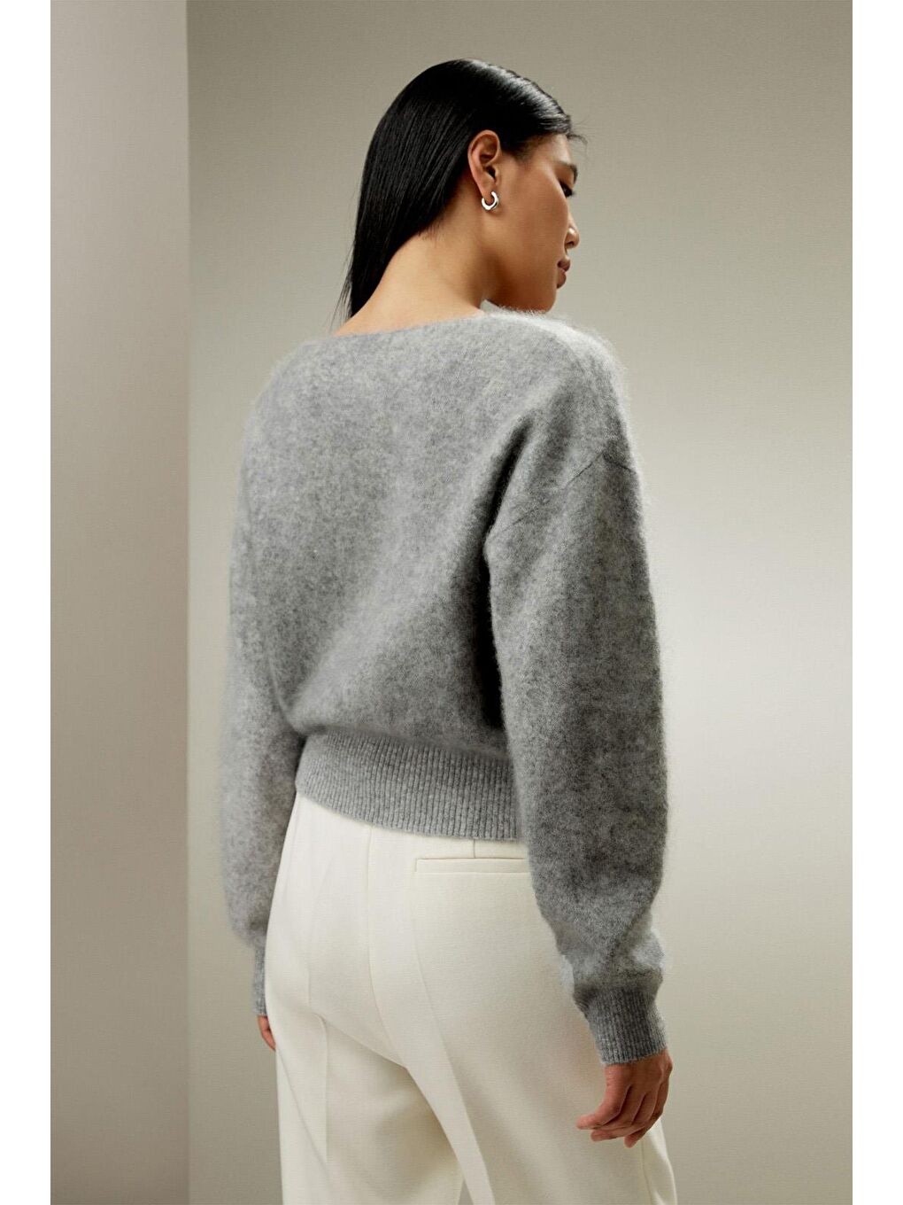 Gri V Yaka Yumuşak Dokulu Kadın Kazak Mg2499-2