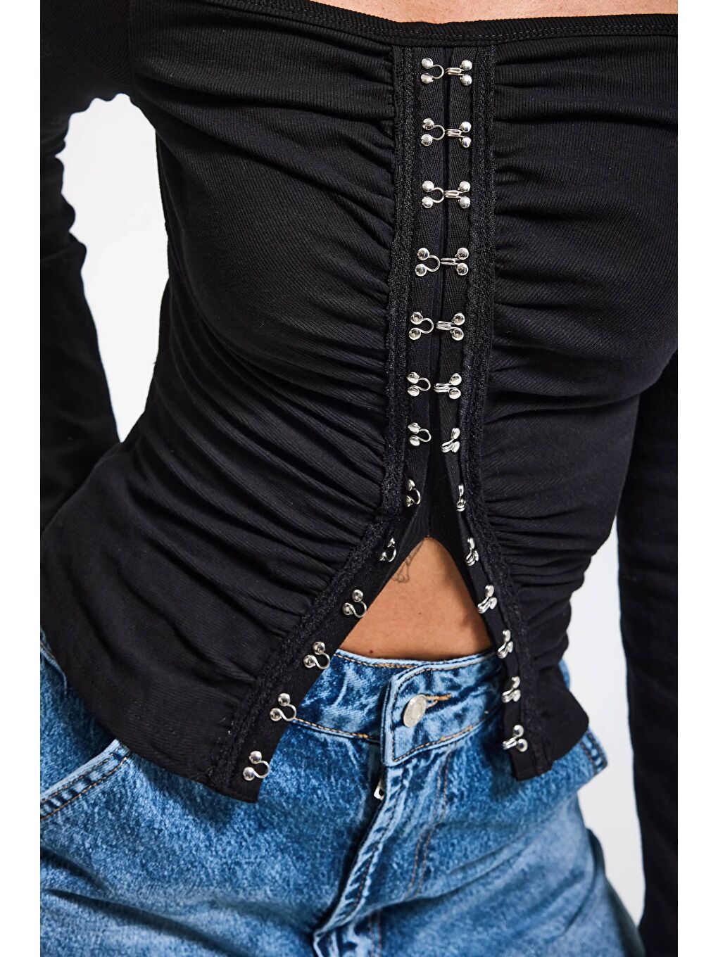 Kadın Siyah w5 Agraf Detaylı Omzu Açık Özel Tasarım Crop Top-1