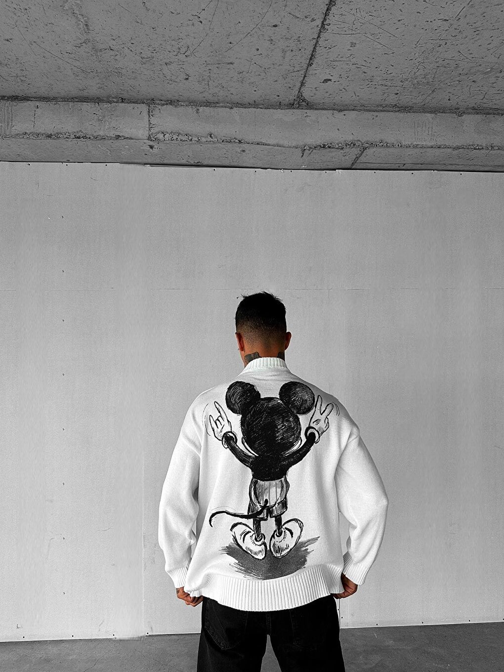 Erkek Oversize Mickey Mouse Kabartma Baskılı Kazak Beyaz-1