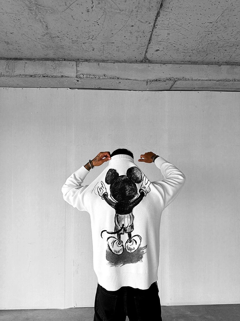 Erkek Oversize Mickey Mouse Kabartma Baskılı Kazak Beyaz-4