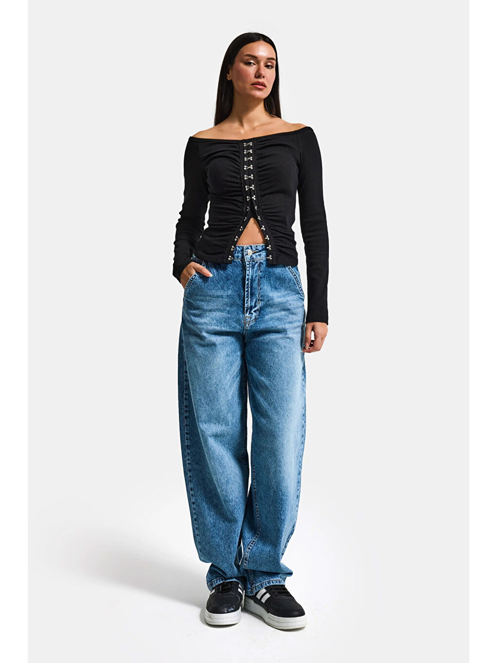 Kadın Siyah w5 Agraf Detaylı Omzu Açık Özel Tasarım Crop Top-3