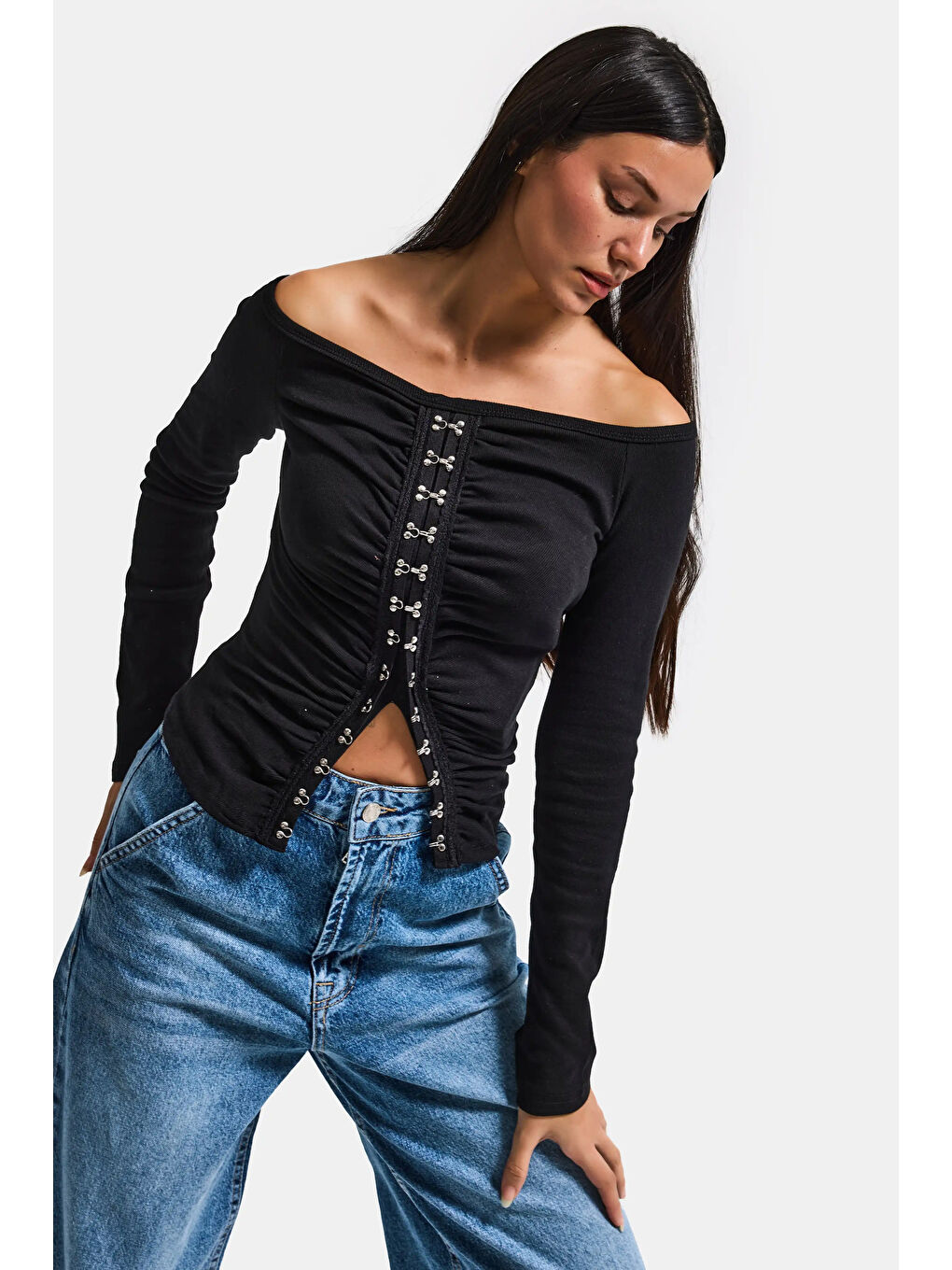 Kadın Siyah w5 Agraf Detaylı Omzu Açık Özel Tasarım Crop Top-4