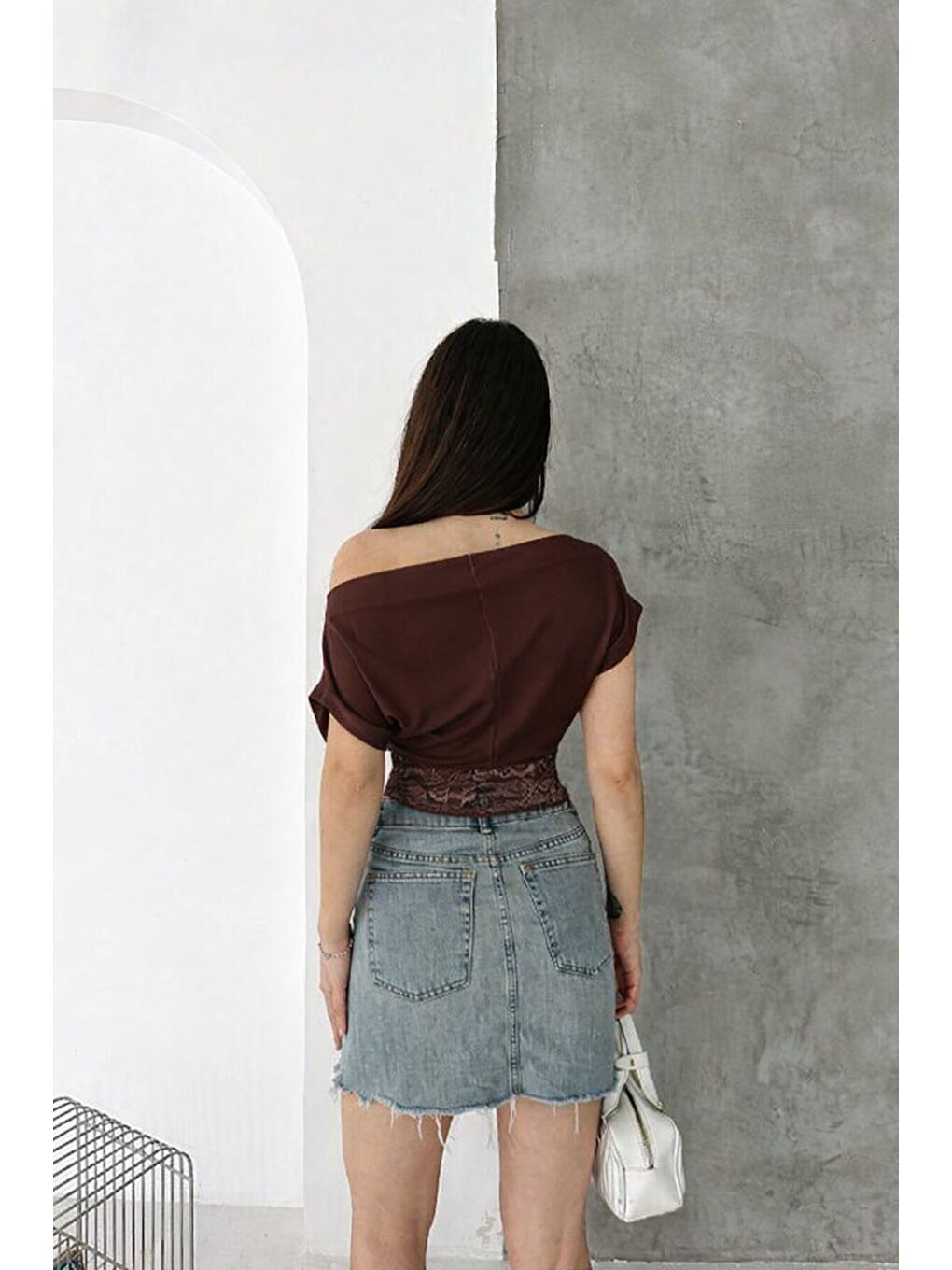 Kahverengi Tek Omuz Drapeli Dantel Detaylı Kadın Bluz-1