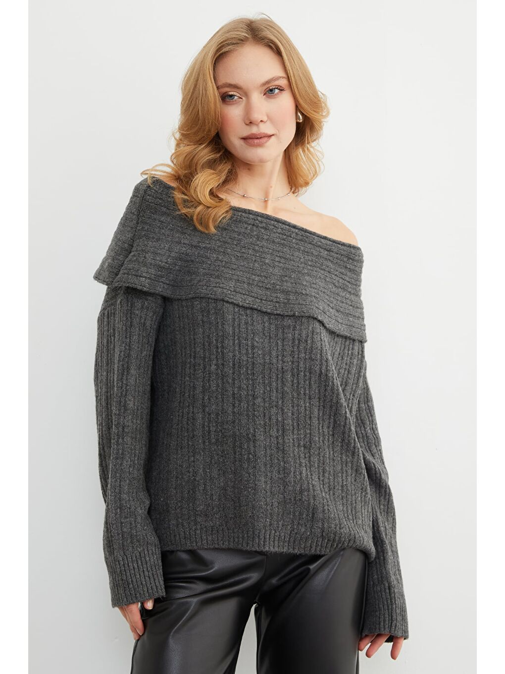 Antrasit Basic Madonna Yaka Salaş Triko Kazak-3