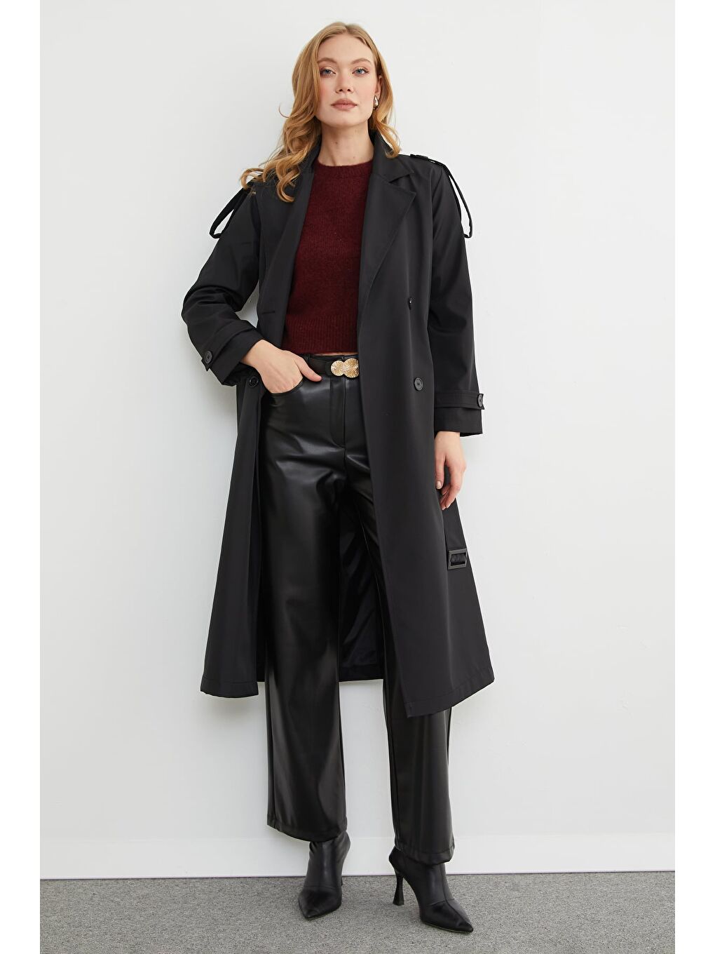Siyah Kuşaklı Kol Ve Omuz Detaylı Uzun Trençkot