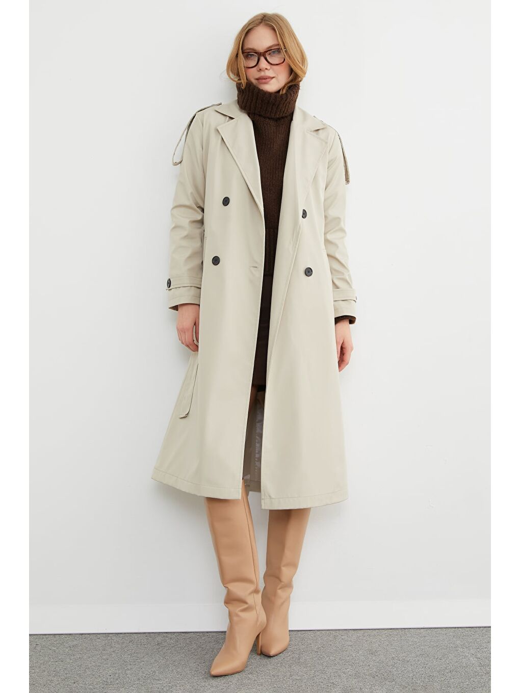 Bej Kuşaklı Kol Ve Omuz Detaylı Uzun Trençkot-2