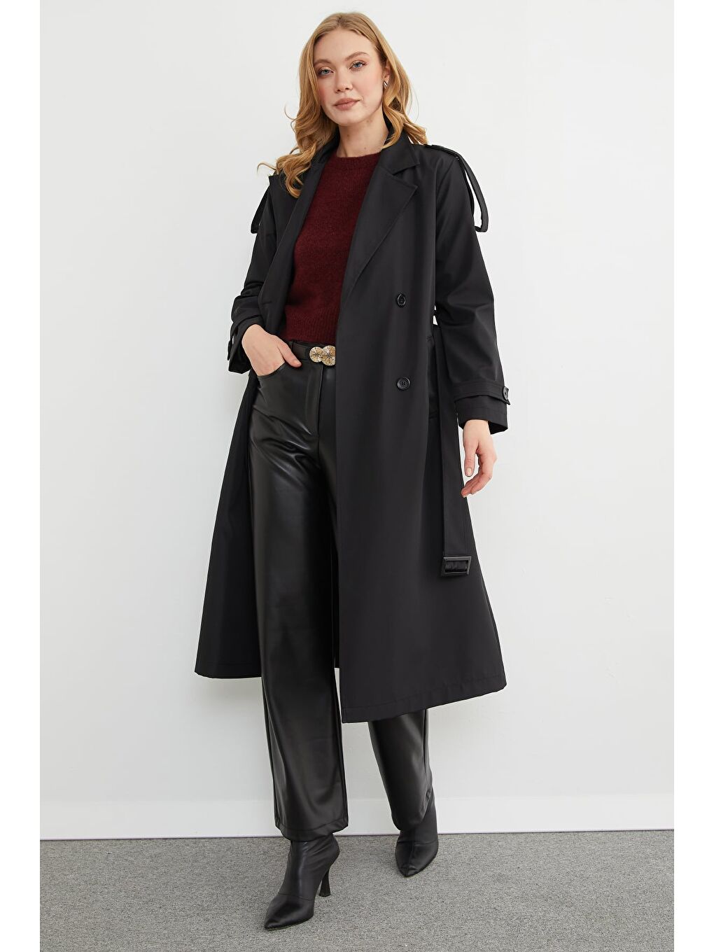 Siyah Kuşaklı Kol Ve Omuz Detaylı Uzun Trençkot-1