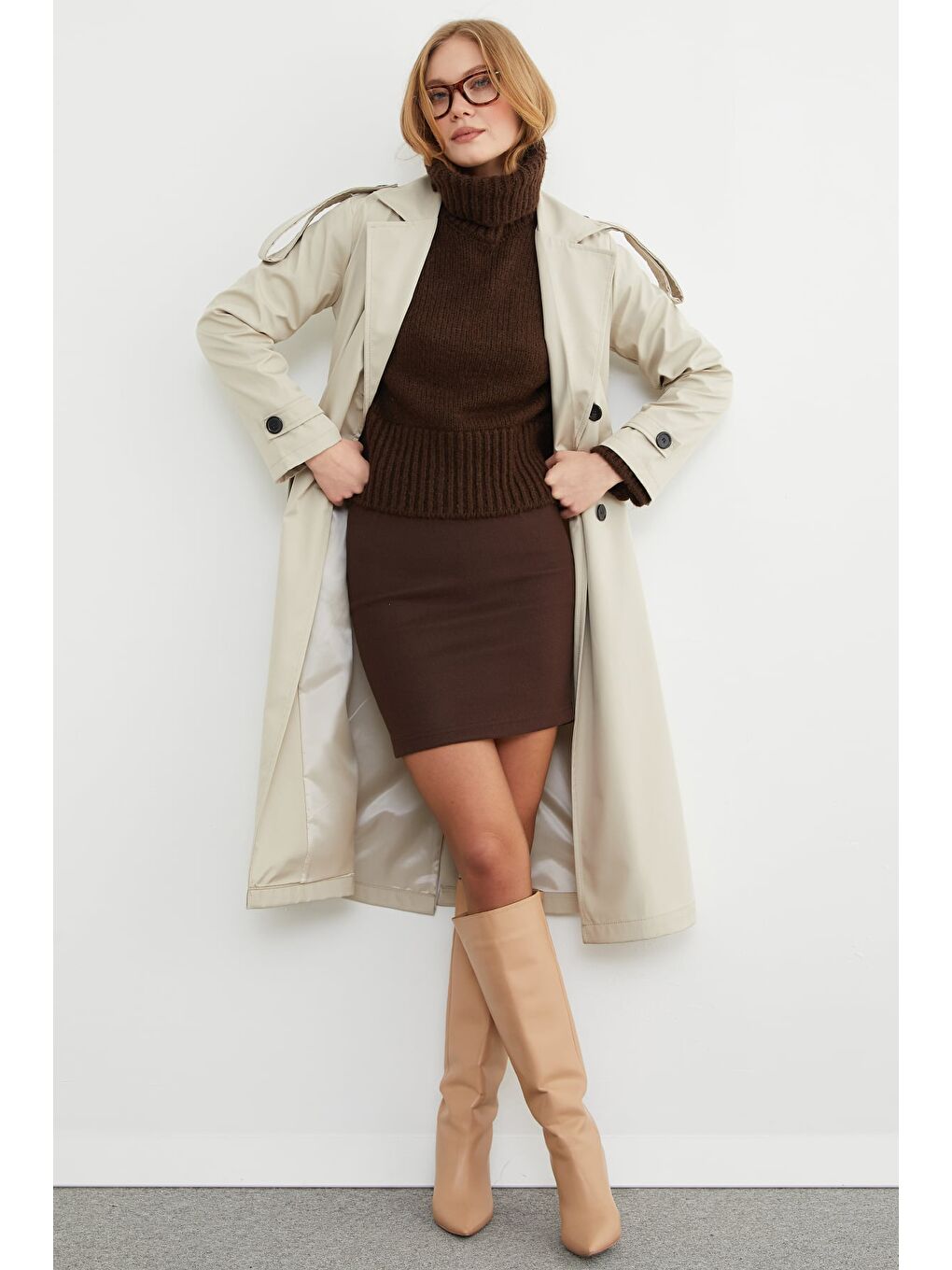 Bej Kuşaklı Kol Ve Omuz Detaylı Uzun Trençkot-3