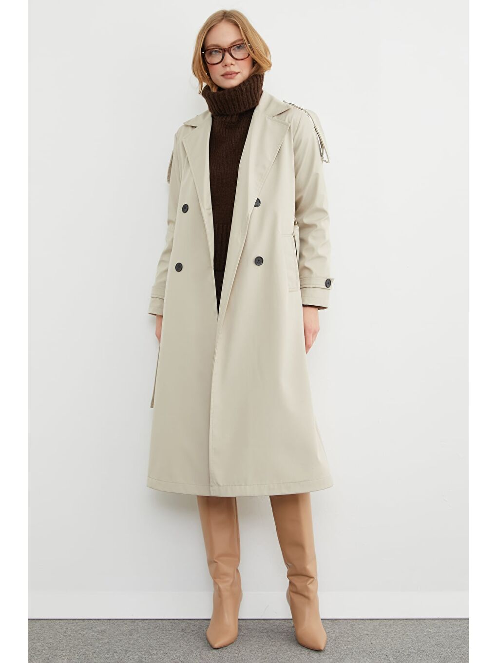 Bej Kuşaklı Kol Ve Omuz Detaylı Uzun Trençkot-4