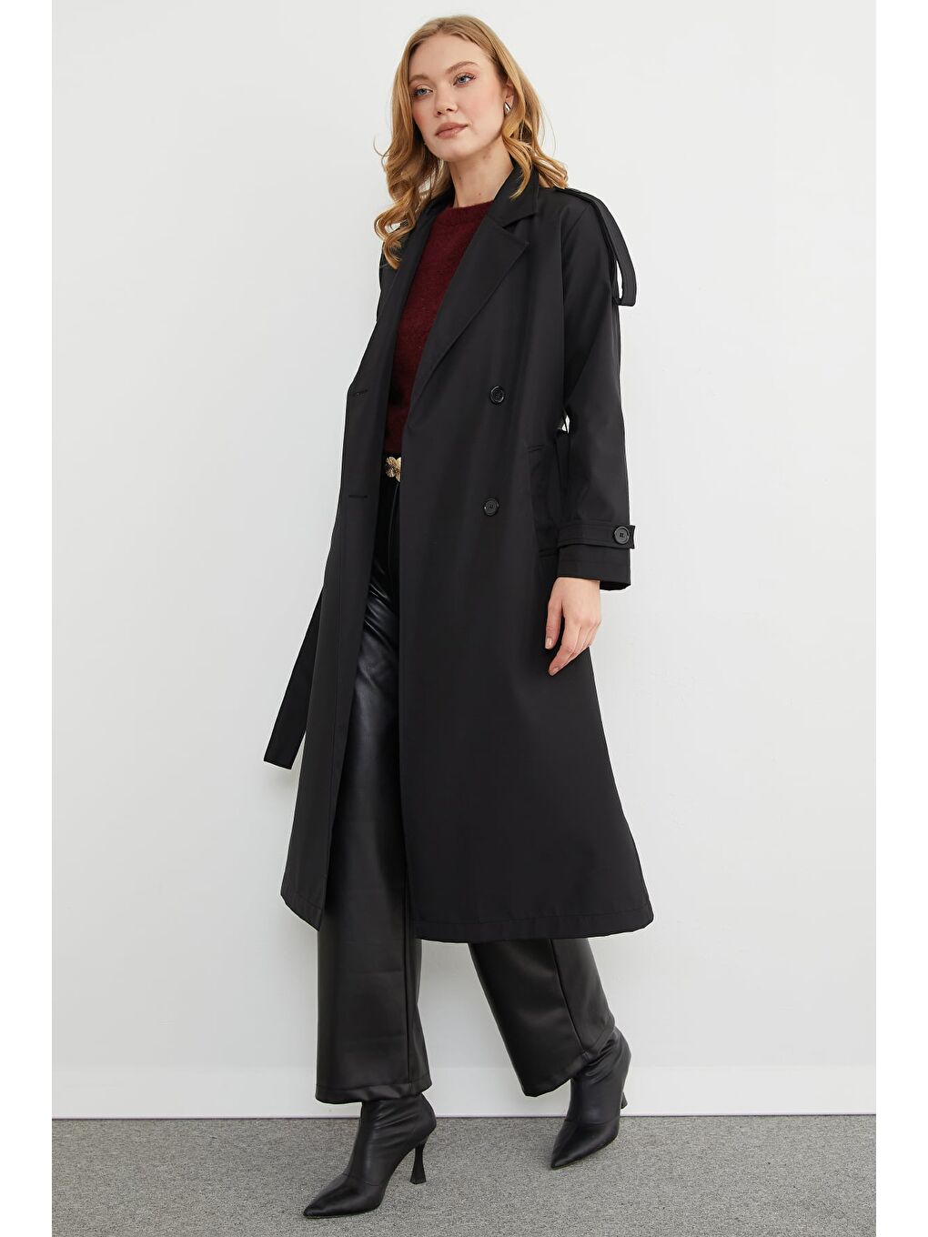 Siyah Kuşaklı Kol Ve Omuz Detaylı Uzun Trençkot-2