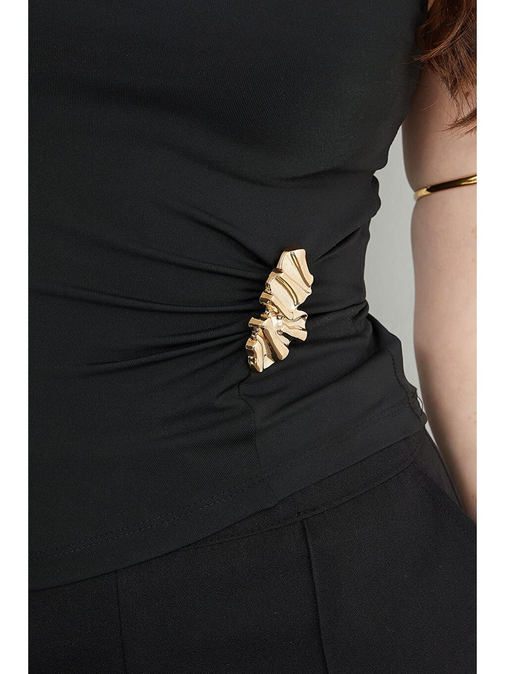 Siyah Toka Detaylı Bisiklet Yaka Bluz-4