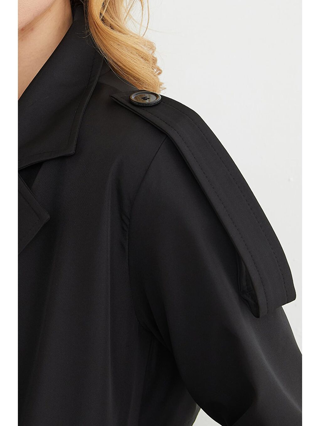 Siyah Kuşaklı Kol Ve Omuz Detaylı Uzun Trençkot-3