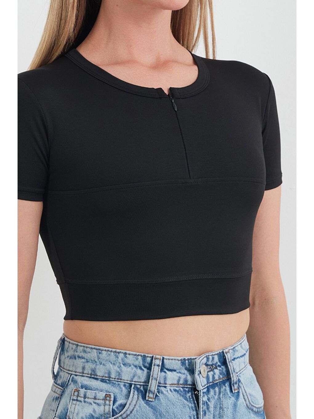 Siyah Basic Yarım Fermuarlı Dalgıç Kumaş Crop Tişört-4