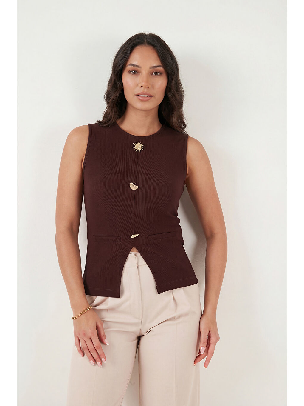 Kahverengi Fittted Fit Bisiklet Yaka Aksesuar Detaylı Kadın Bluz 5866475-3