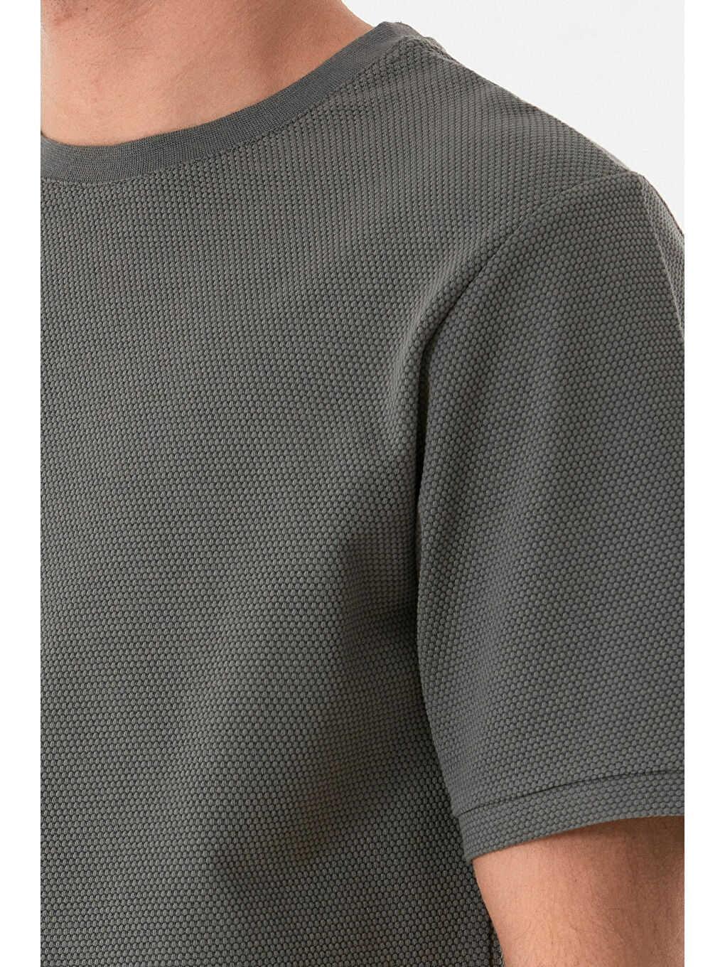 Gri Petek Kumaş Bisiklet Yaka Tişört-4