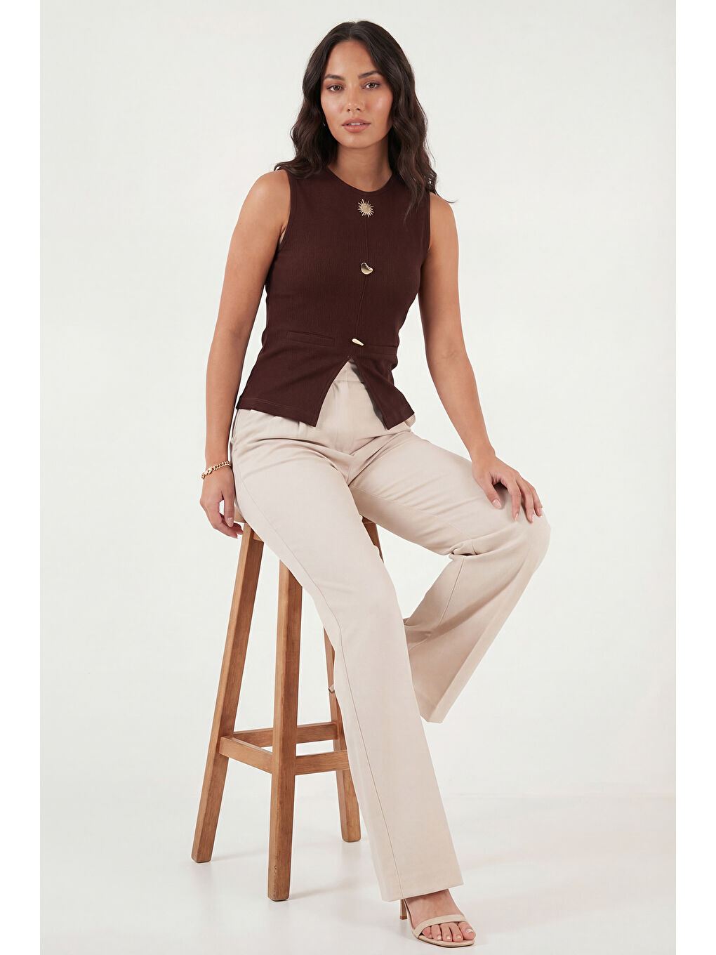 Kahverengi Fittted Fit Bisiklet Yaka Aksesuar Detaylı Kadın Bluz 5866475-5