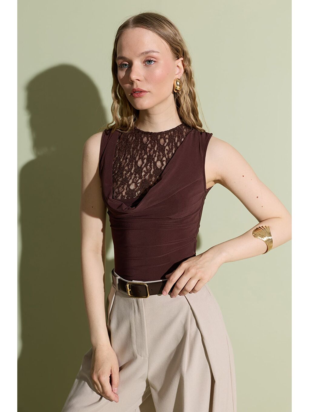 Kahverengi Dantel Detaylı Degaje Yaka Slim Fit Bluz-1