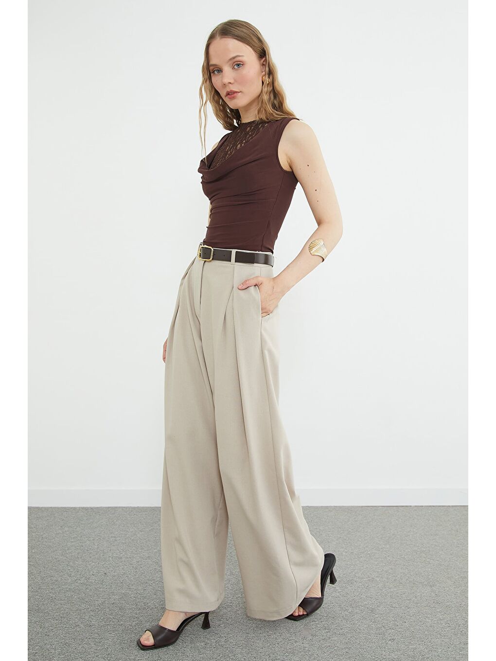 Kahverengi Dantel Detaylı Degaje Yaka Slim Fit Bluz-3