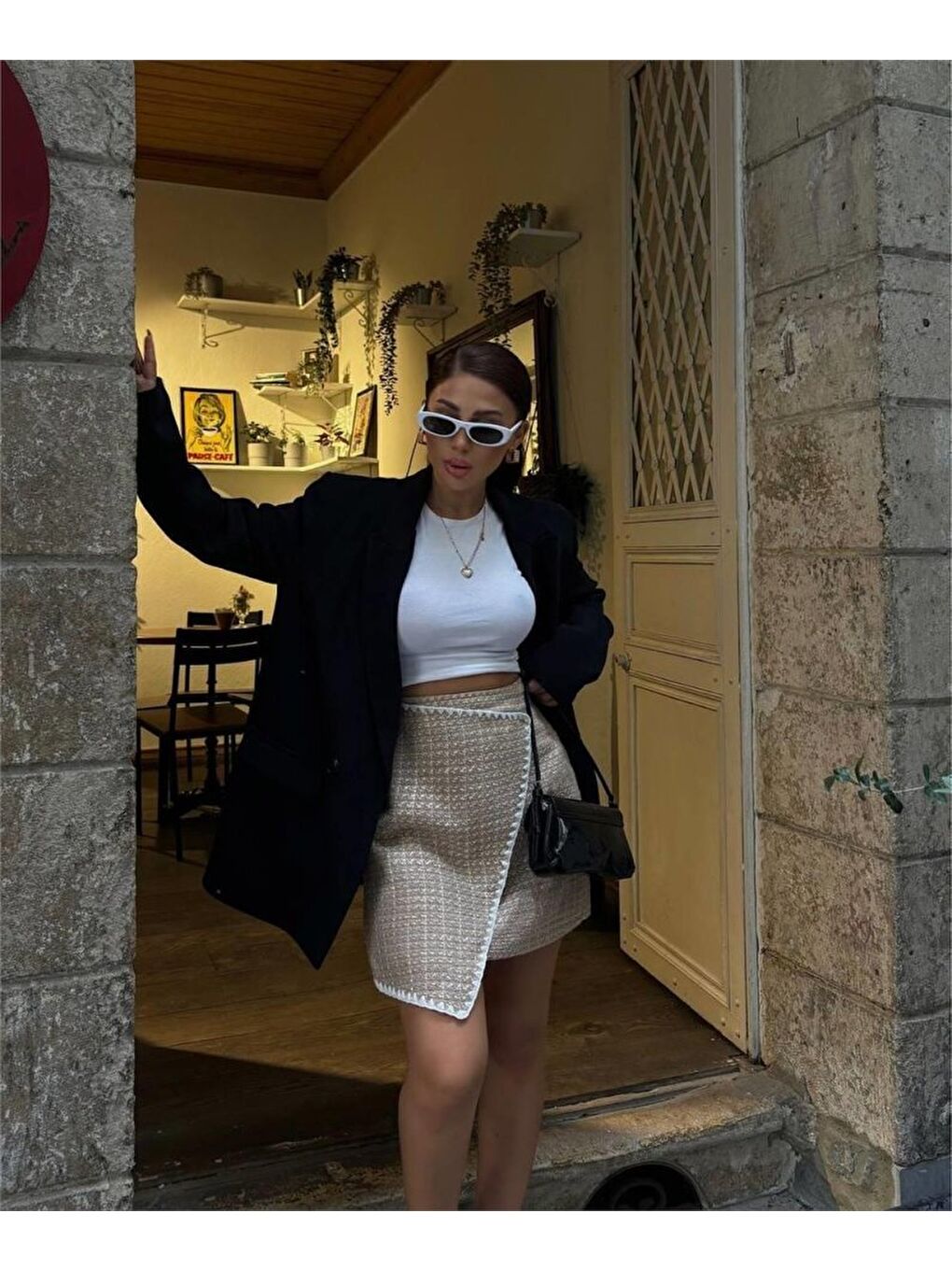 ŞANELKAPAKLI ÇOBAN DİKİŞ DETAYLI KISA ETEK - Bej