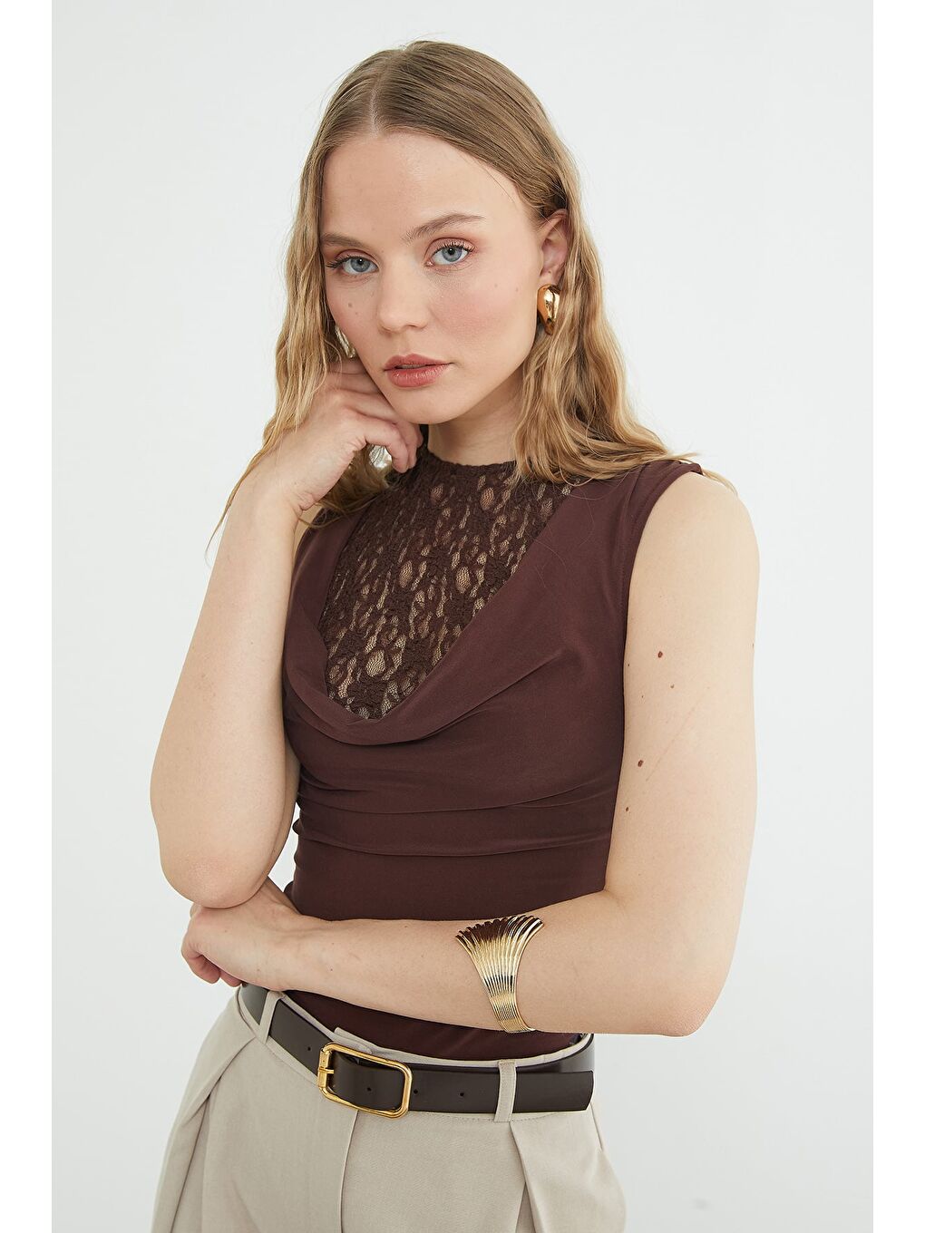 Kahverengi Dantel Detaylı Degaje Yaka Slim Fit Bluz-4