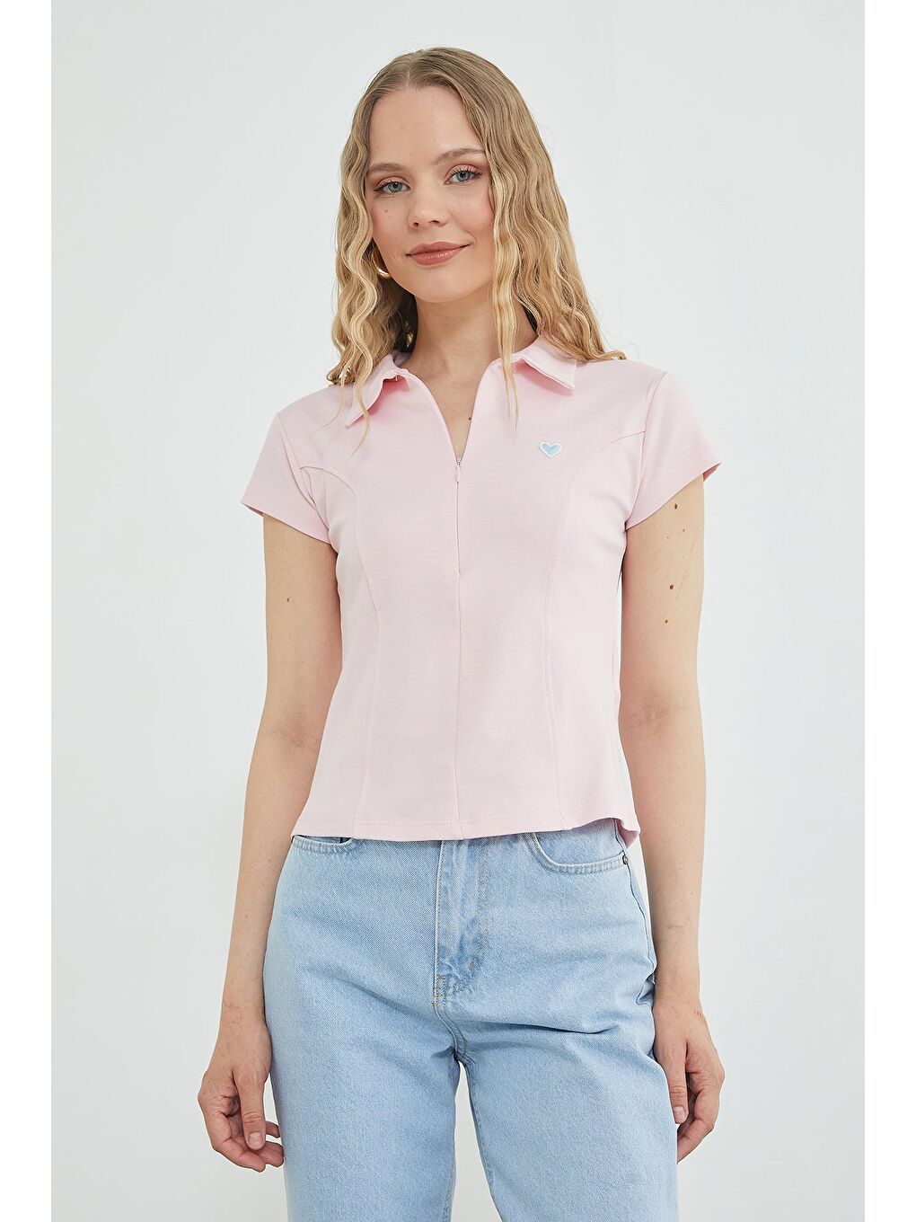 Pembe Kalp Nakışlı Yarım Fermuarlı Polo Yaka Slim Fit Tişört
