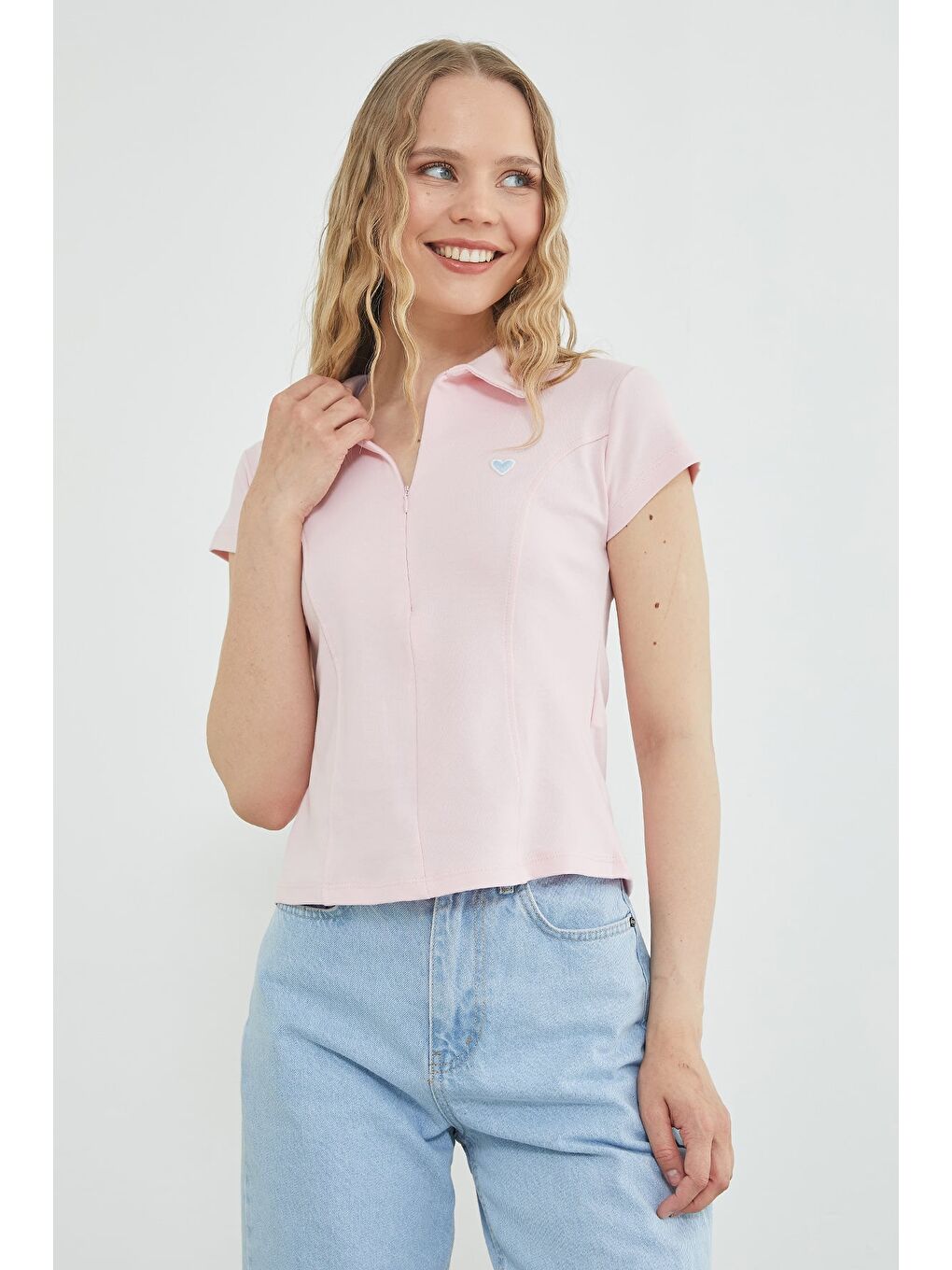 Pembe Kalp Nakışlı Yarım Fermuarlı Polo Yaka Slim Fit Tişört-1