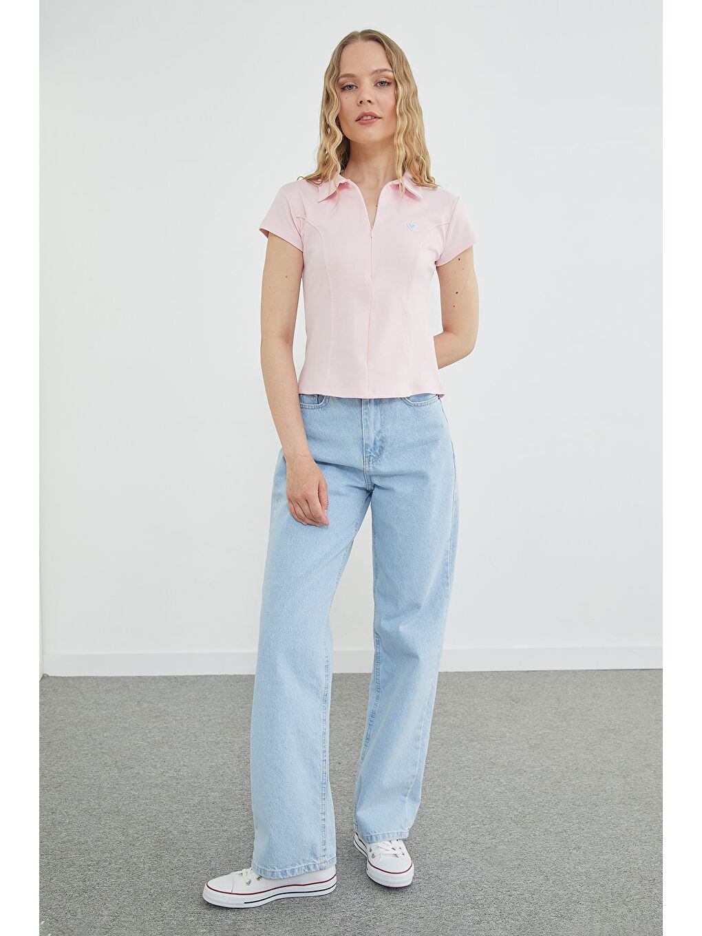 Pembe Kalp Nakışlı Yarım Fermuarlı Polo Yaka Slim Fit Tişört-2