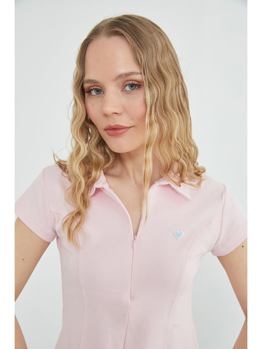 Pembe Kalp Nakışlı Yarım Fermuarlı Polo Yaka Slim Fit Tişört-3