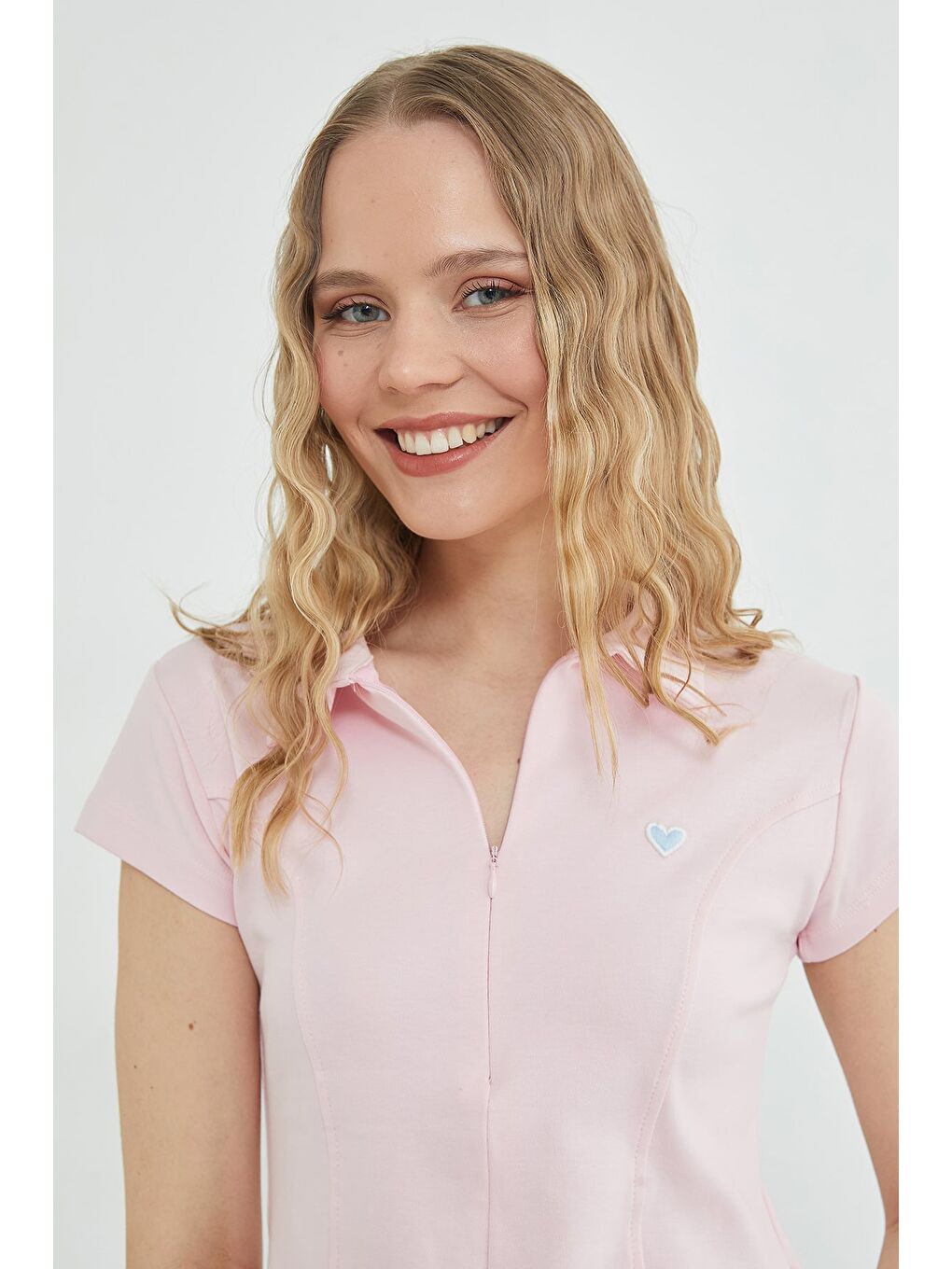 Pembe Kalp Nakışlı Yarım Fermuarlı Polo Yaka Slim Fit Tişört-4