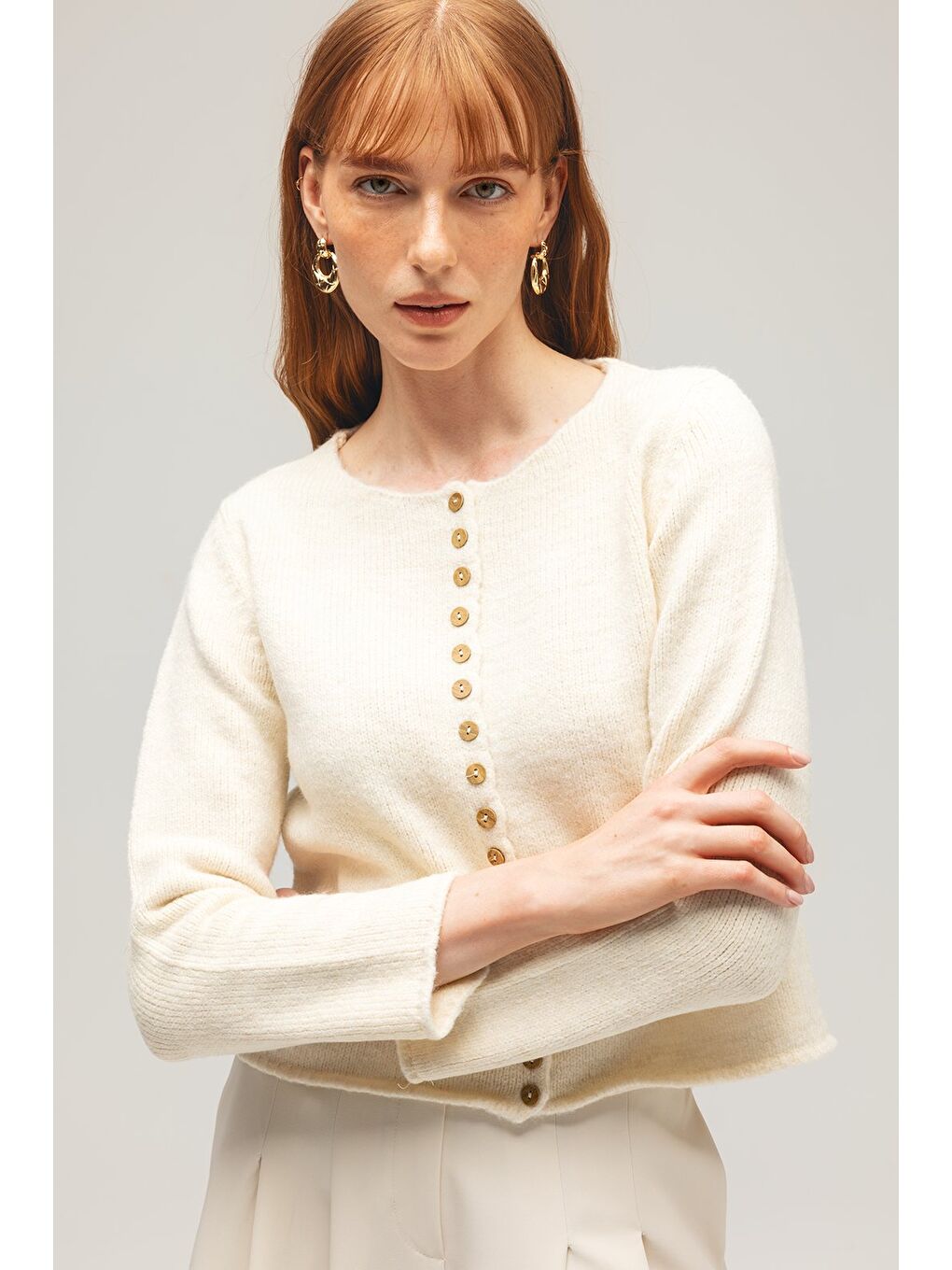 Ekru Kadın Ahşap Düğmeli Uzun Kollu Bisiklet Yaka Triko Hırka-1