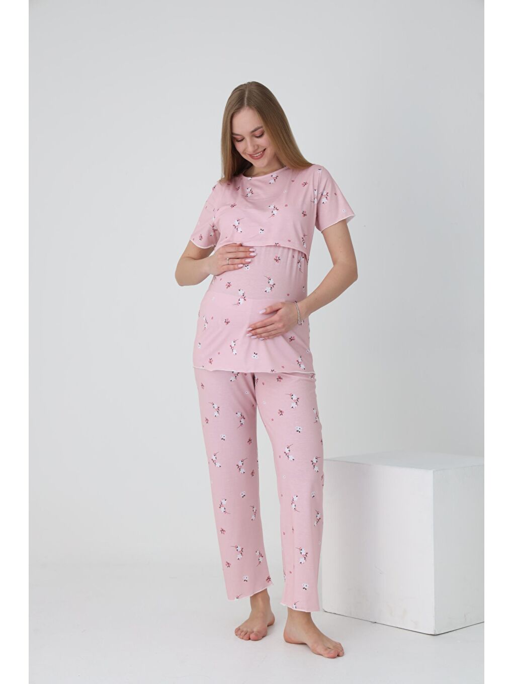 Pembe Pudra Emzirmeye Uygun Kısa Kol Ayarlanabilir Bel Lastikli Baskılı Hamile ve Lohusa Pijama Takımı
