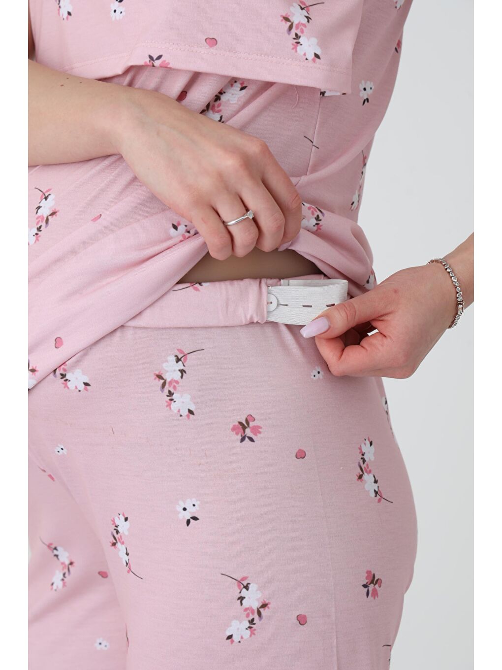 Pembe Pudra Emzirmeye Uygun Kısa Kol Ayarlanabilir Bel Lastikli Baskılı Hamile ve Lohusa Pijama Takımı-5