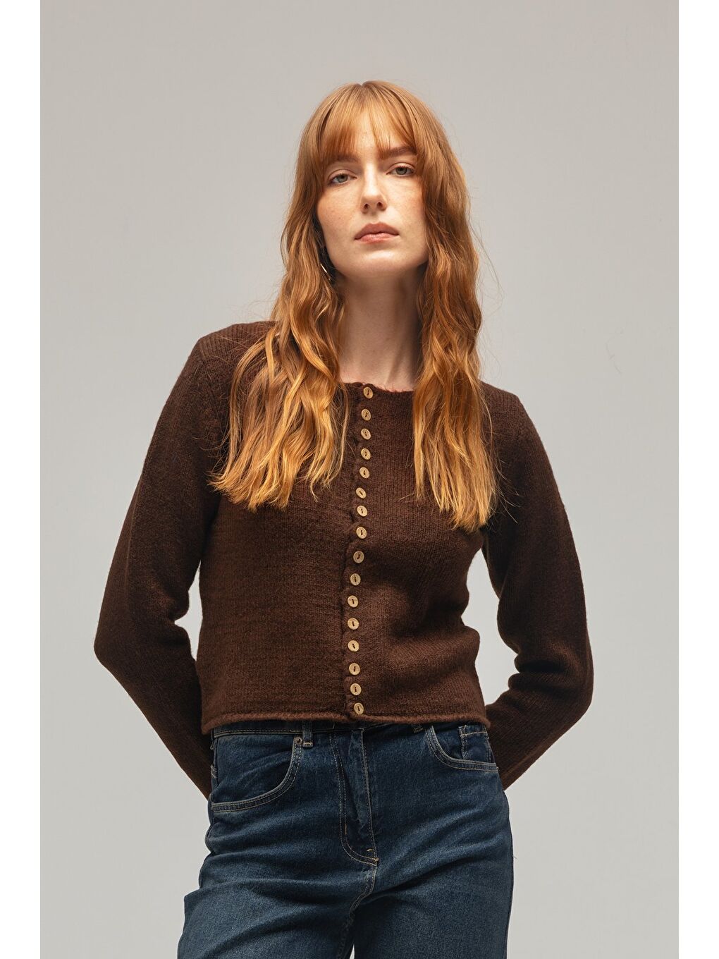 Kahverengi Kadın Ahşap Düğmeli Uzun Kollu Bisiklet Yaka Triko Hırka-1